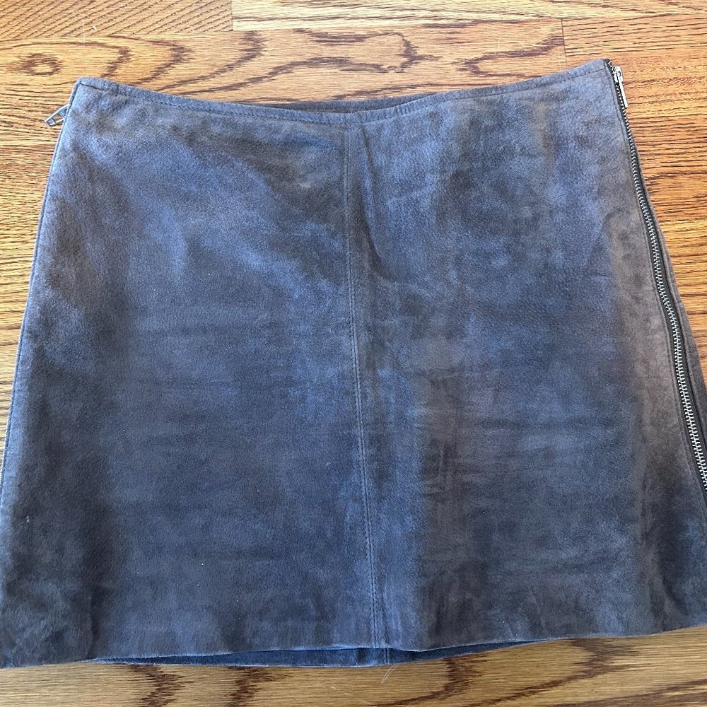 Blank NYC suede mini skirt with side zips in grey. Size 28